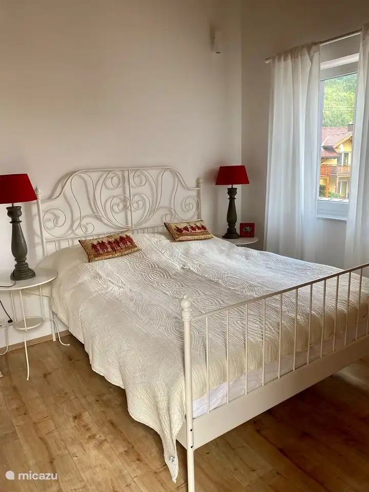 Schlafzimmer 3 mit Doppelbett und Kleiderschrank. Dieses Zimmer hat Zugang zum Balkon
