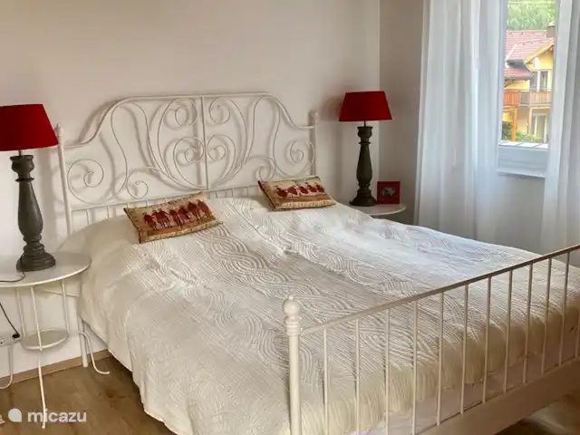 Location de Vacances Autriche, Carinthie, Kötschach-Mauthen, maison de vacances - Villa Sonnenpiste Chambre 3 avec un lit double et une armoire. Cette chambre a accès au balcon