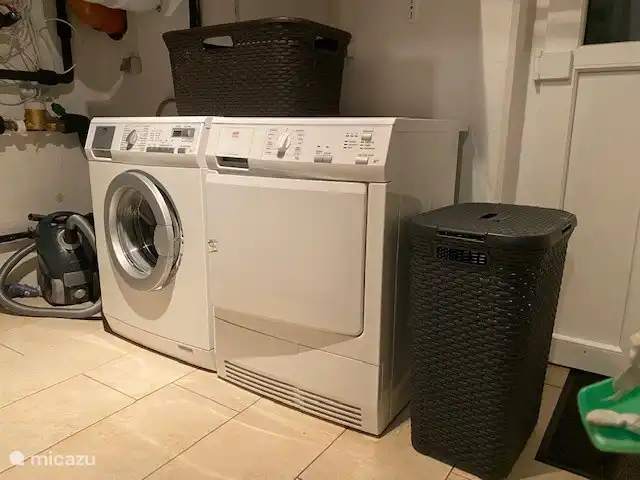 Waschmaschine und Trockner befinden sich im Keller