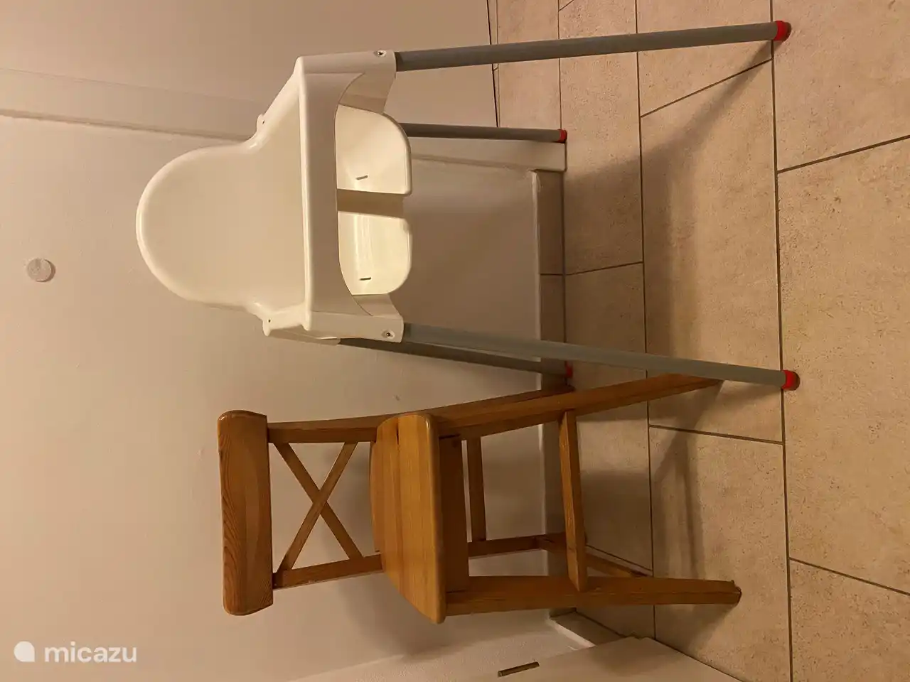 Es gibt 2 Hochstühle im Haus