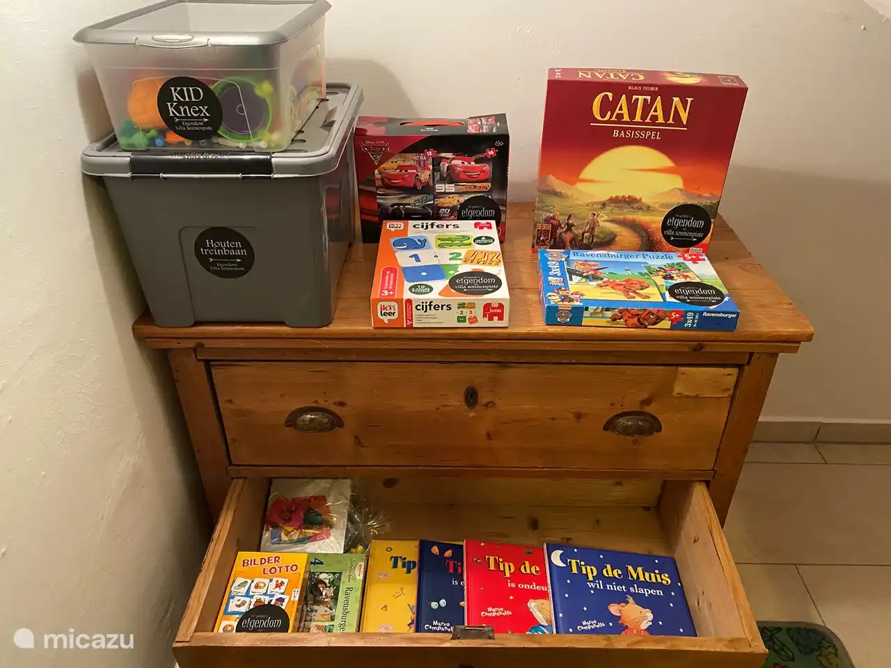 Es gibt Spiele und Bücher im Haus..