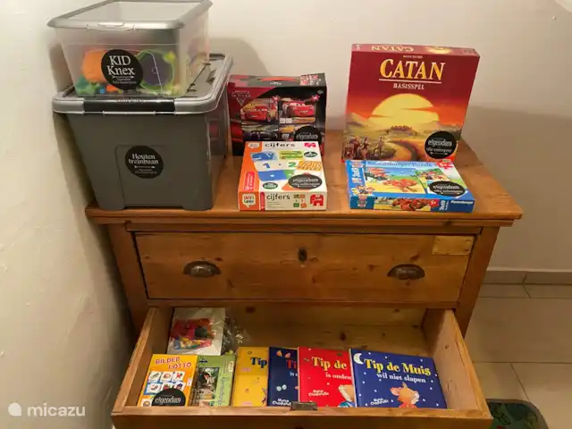 Location de Vacances Autriche, Carinthie, Kötschach-Mauthen, maison de vacances - Villa Sonnenpiste Il y a des jeux et des livres dans la maison.