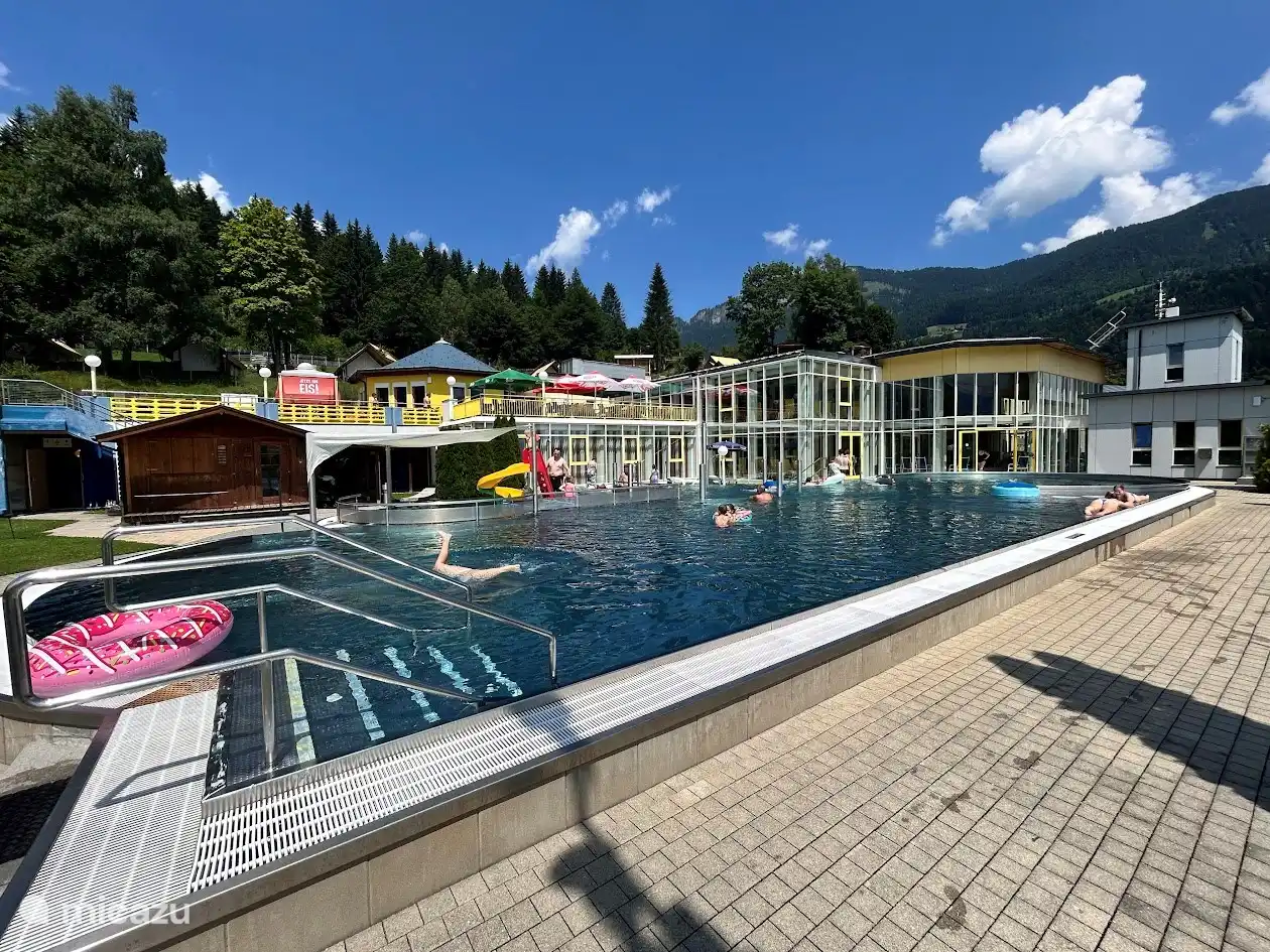 öffentliches Schwimmbad in 2 Gehminuten von der Villa Sonnepiste entfernt