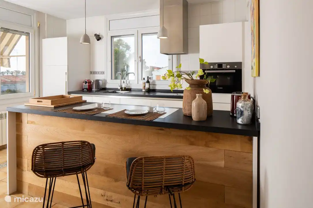 Renovierte Küche mit Spülmaschine, Cerankochfeld, Backofen, Mikrowelle, Kühlschrank, Nespressomaschine, Wasserkocher