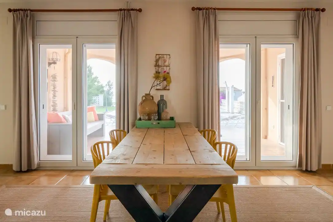 Wohnzimmer mit Esstisch