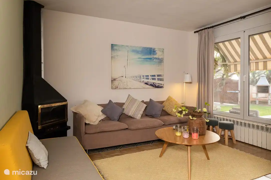 Wohnzimmer mit TV, X-Box und Kamin