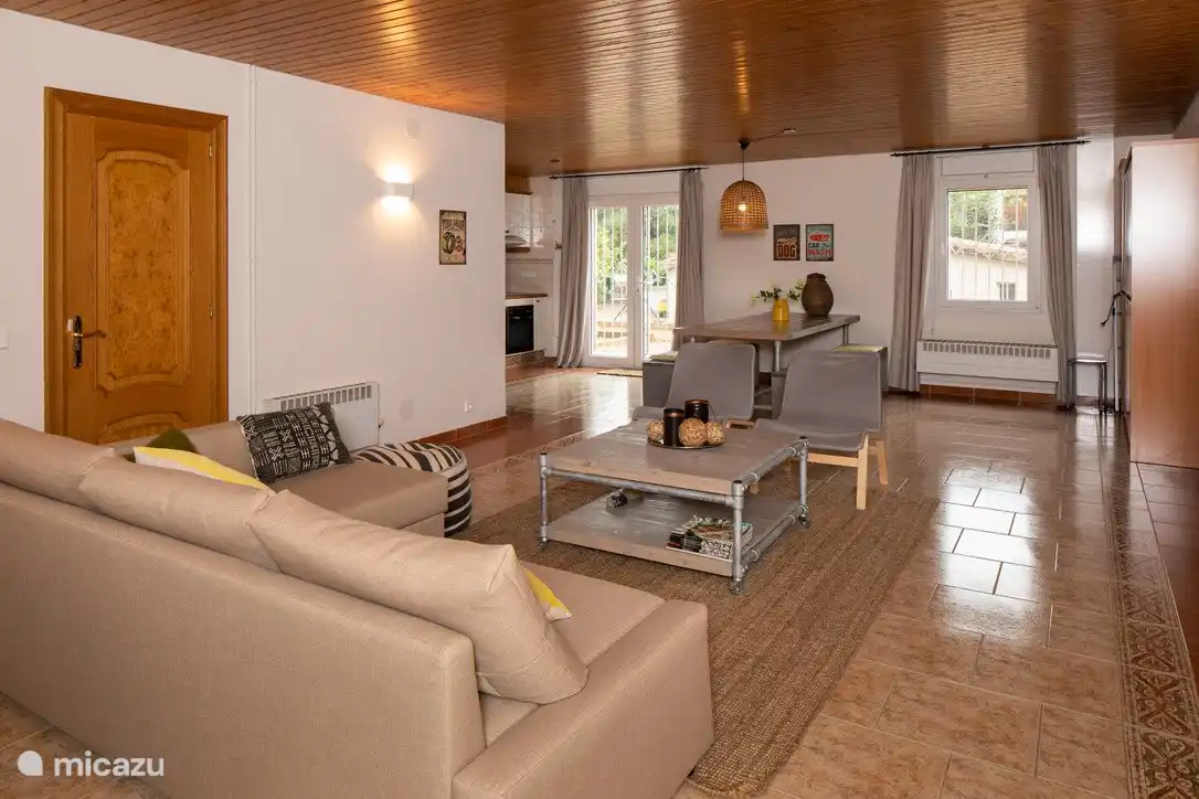 Wohnzimmer in der Wohnung im Erdgeschoss mit Küche und Etagenbett.