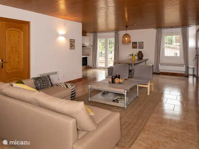 Villa Eole y Mar, à 100m de la mer | Espagne, Costa Dorada, L'Ampolla - villa Séjour dans l'appartement au rez-de-chaussée avec cuisine et lits superposés.