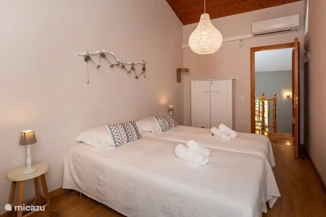 Hauptschlafzimmer mit angrenzendem Badezimmer