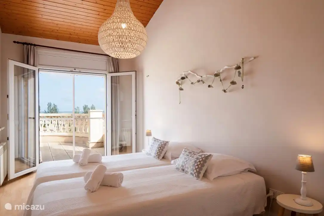 Eines der beiden identischen Schlafzimmer im 1. Stock mit Außenterrasse