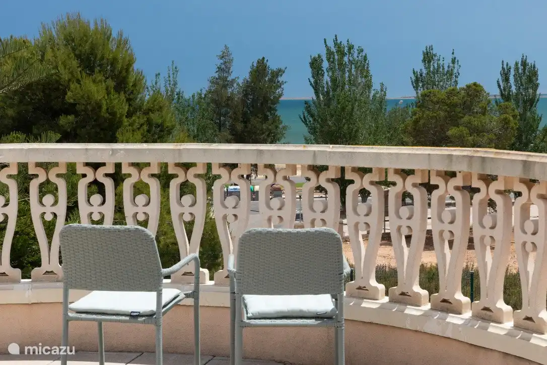 Terrasse im ersten Stock mit Meerblick