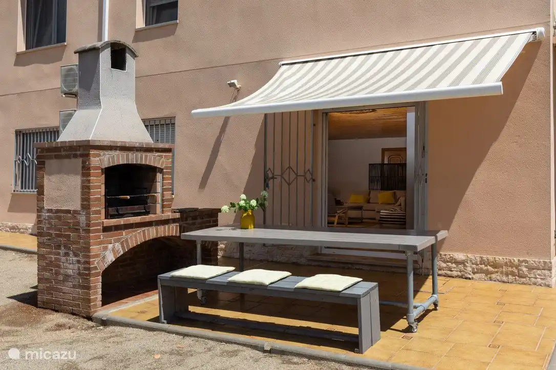 Grill im unteren Teil des Gartens am Eingang der Wohnung