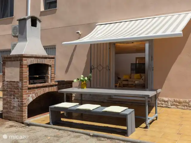 Villa Eole y Mar, à 100m de la mer | Espagne, Costa Dorada, L'Ampolla - villa BBQ dans la partie basse du jardin à l'entrée de l'appartement