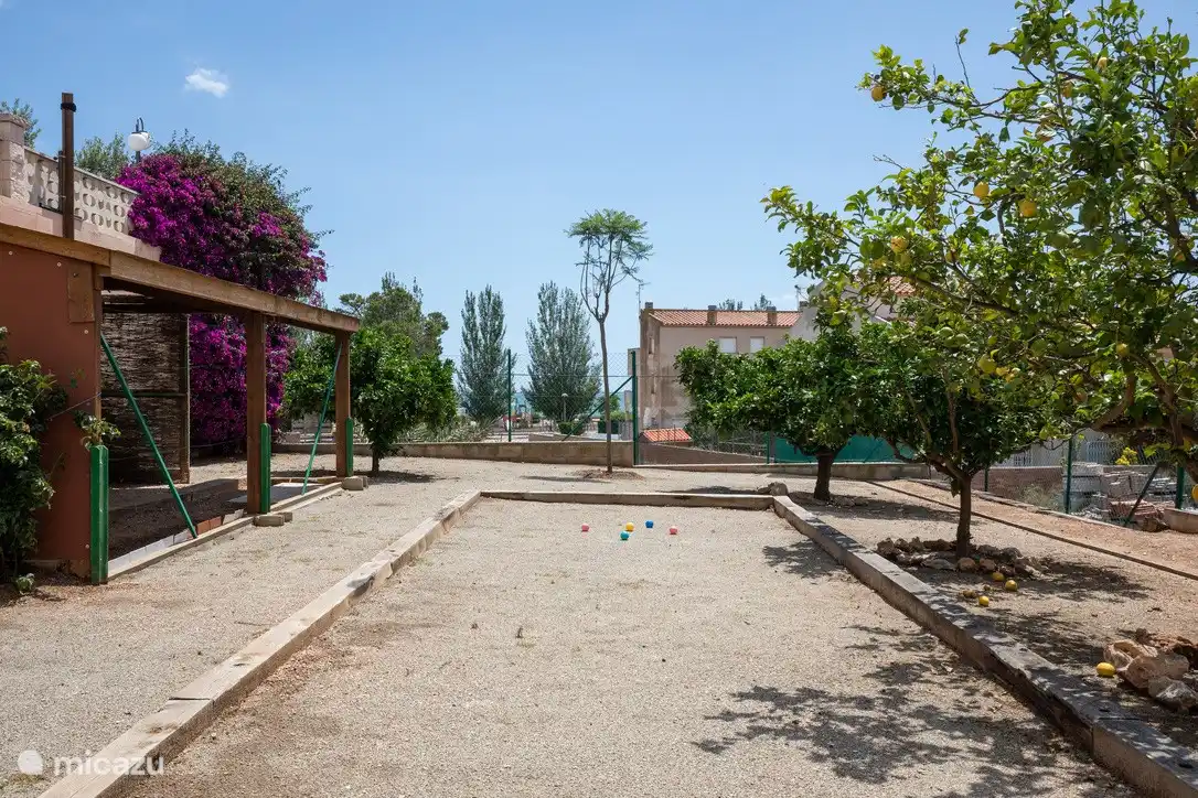 Bouleplatz mit Zitrusbäumen