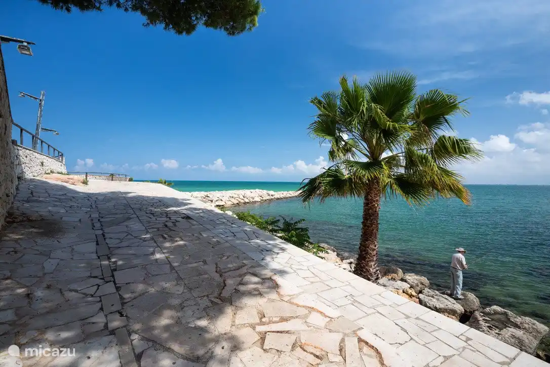 Fußgängerpromenade vor dem Haus zum Strand oder ins Dorf