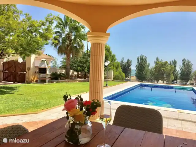 Villa Eole y Mar, à 100m de la mer | Espagne, Costa Dorada, L'Ampolla - villa Terrasse donnant sur le jardin avec piscine et la mer en arrière-plan