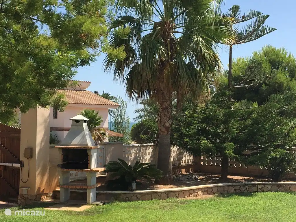 Der Grill im oberen Teil des Gartens