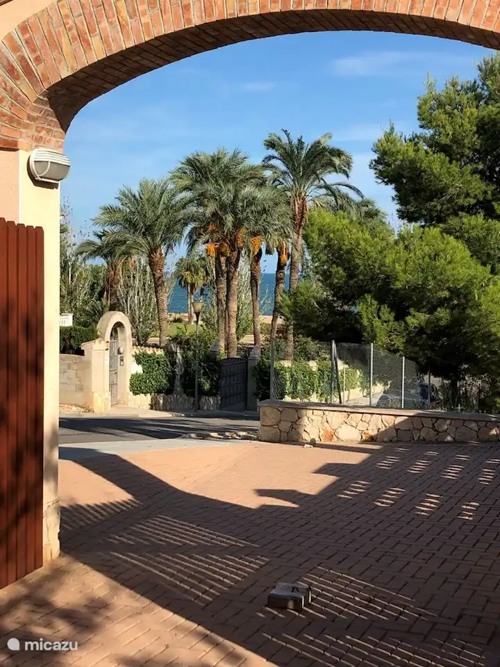 Automatisches Tor für den Zugang zum Gelände