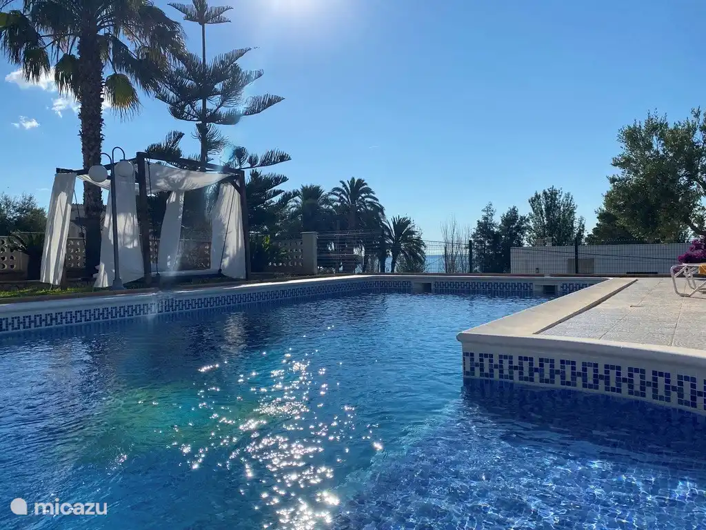 Swimmingpool mit Meerblick