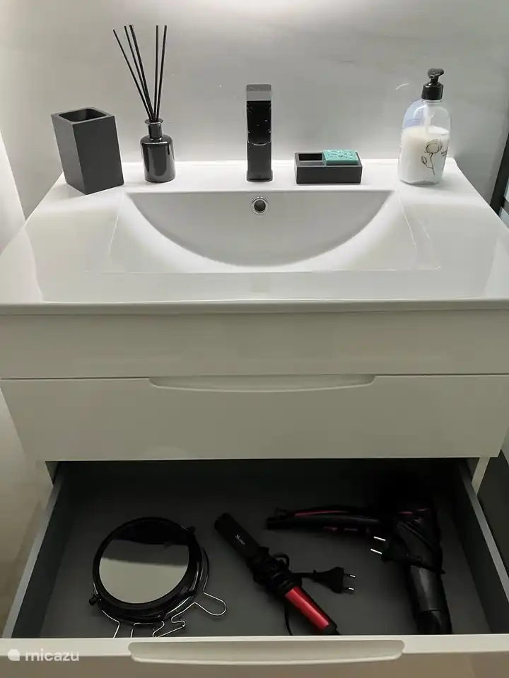 Lavabo con secador y plancha de pelo