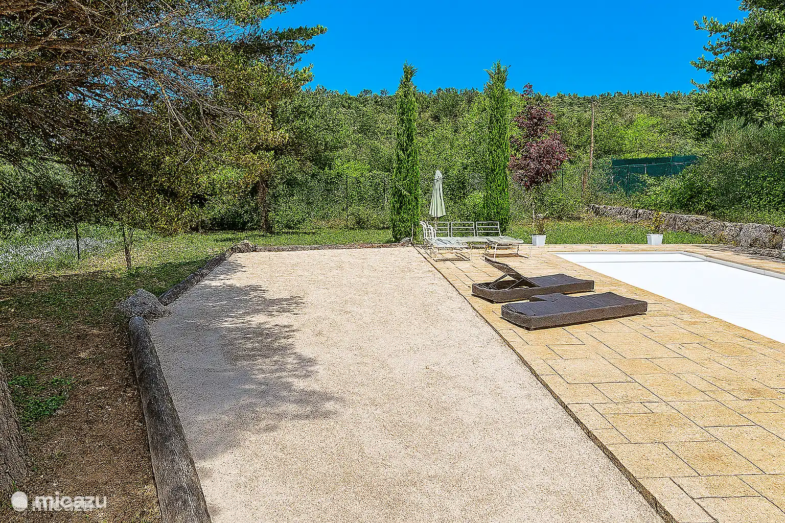 La pétanque (souvent appelée Jeu de Boules aux Pays-Bas) est un jeu familial amusant. Souvent, des compétitions entières sont mises en place...
