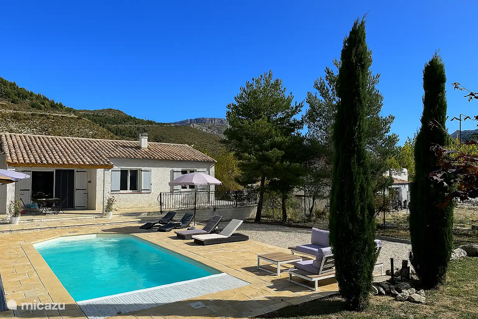 la villa avec piscine et jardin est magnifiquement située dans les Alpes