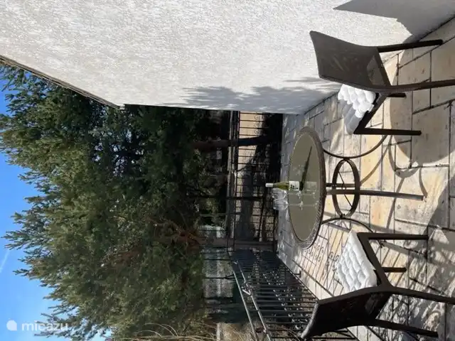 L’une des terrasses confortables avec vue sur les montagnes.