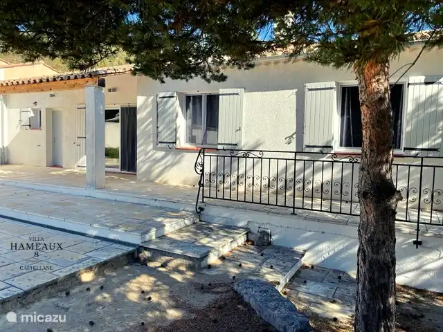 La villa vue du terrain de pétanque