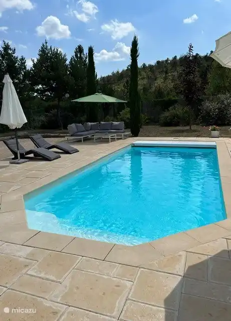 La belle piscine privée chauffée.