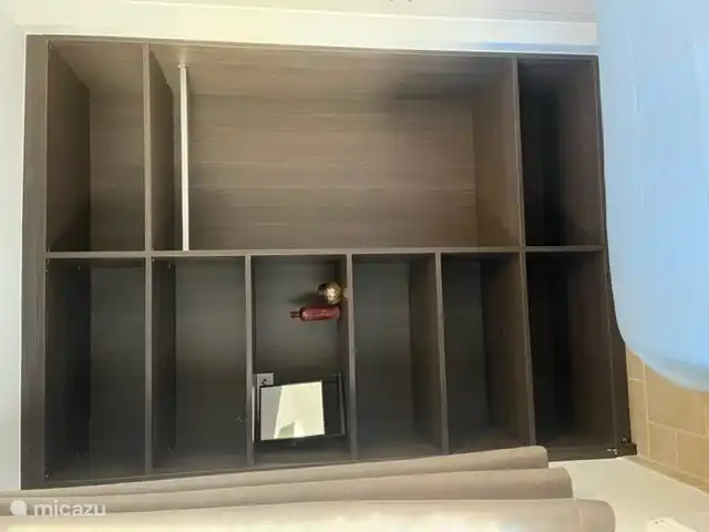 Grands placards de rangement ouverts dans chaque chambre