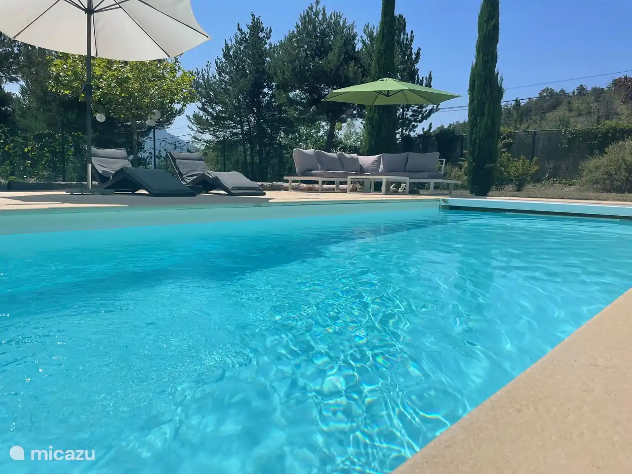 La piscine est entretenue chaque semaine par Joyeux & Co