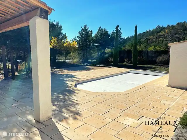 La terrasse à lattes électriques offre une sécurité supplémentaire pour les plus petits.