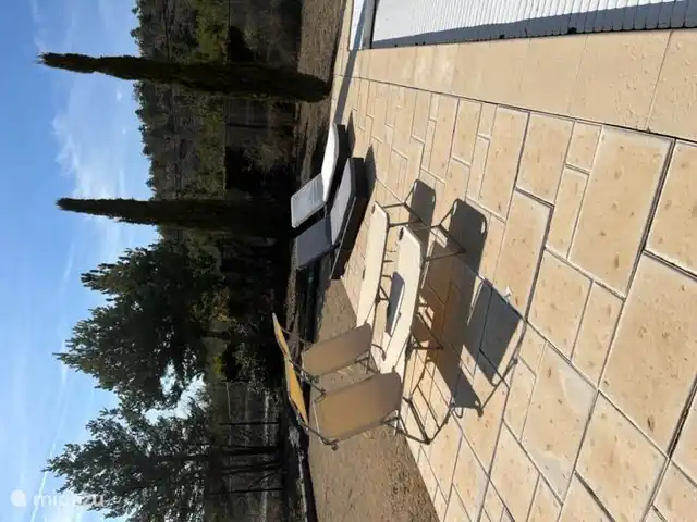 6 transats le long de la piscine. Ombre, soleil, vous choisissez où vous mettez les lits.