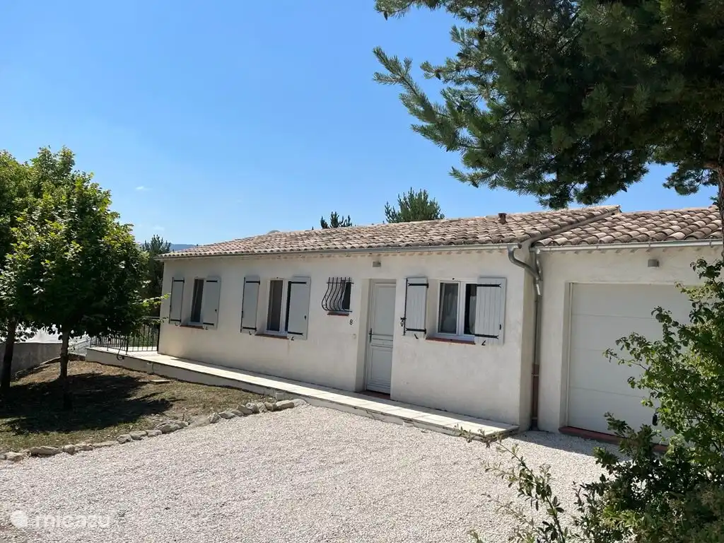 Devant la maison avec 2 places de parking privatives