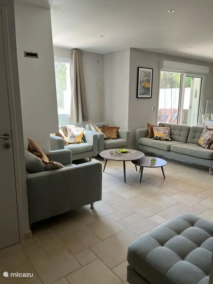 Le salon sous un autre angle. Ici, vous pouvez également voir les portes coulissantes du jardin.