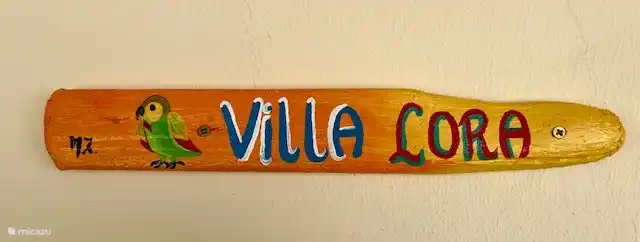 Le nom de la Villa a été peint par une dame de Curaçao sur un morceau de bois flotté. 