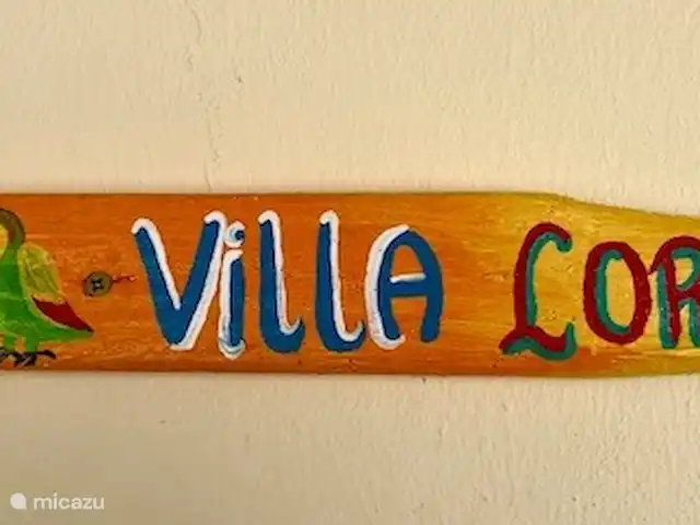 Villa Lora Julianadorp privé-zwembad huren in Curaçao, Curacao-Midden, Julianadorp - villa De naam van de Villa is geschilderd door een Curaçaose mevrouw op een stuk drijfhout.