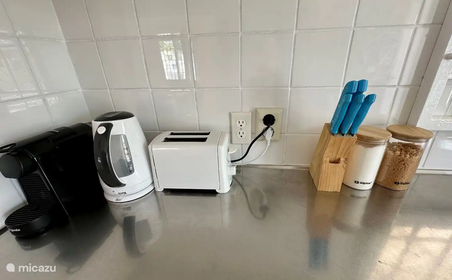 Une bouilloire, Nespresso, grille-pain et bien plus encore.