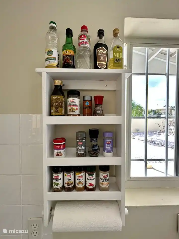 Vous trouverez également toutes sortes d’épices et d’huiles dans la cuisine. C’est si facile si vous aimez cuisiner !