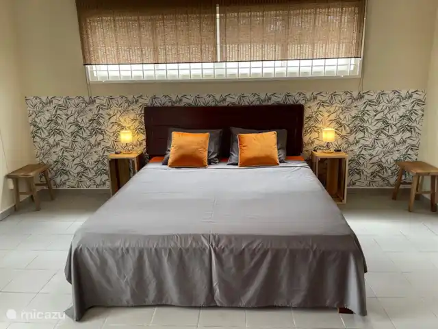 Villa Lora Julianadorp privé-zwembad huren in Curaçao, Curacao-Midden, Julianadorp - villa De master en suite heeft een bed van 180x200 en is groot! De oranje kamer.