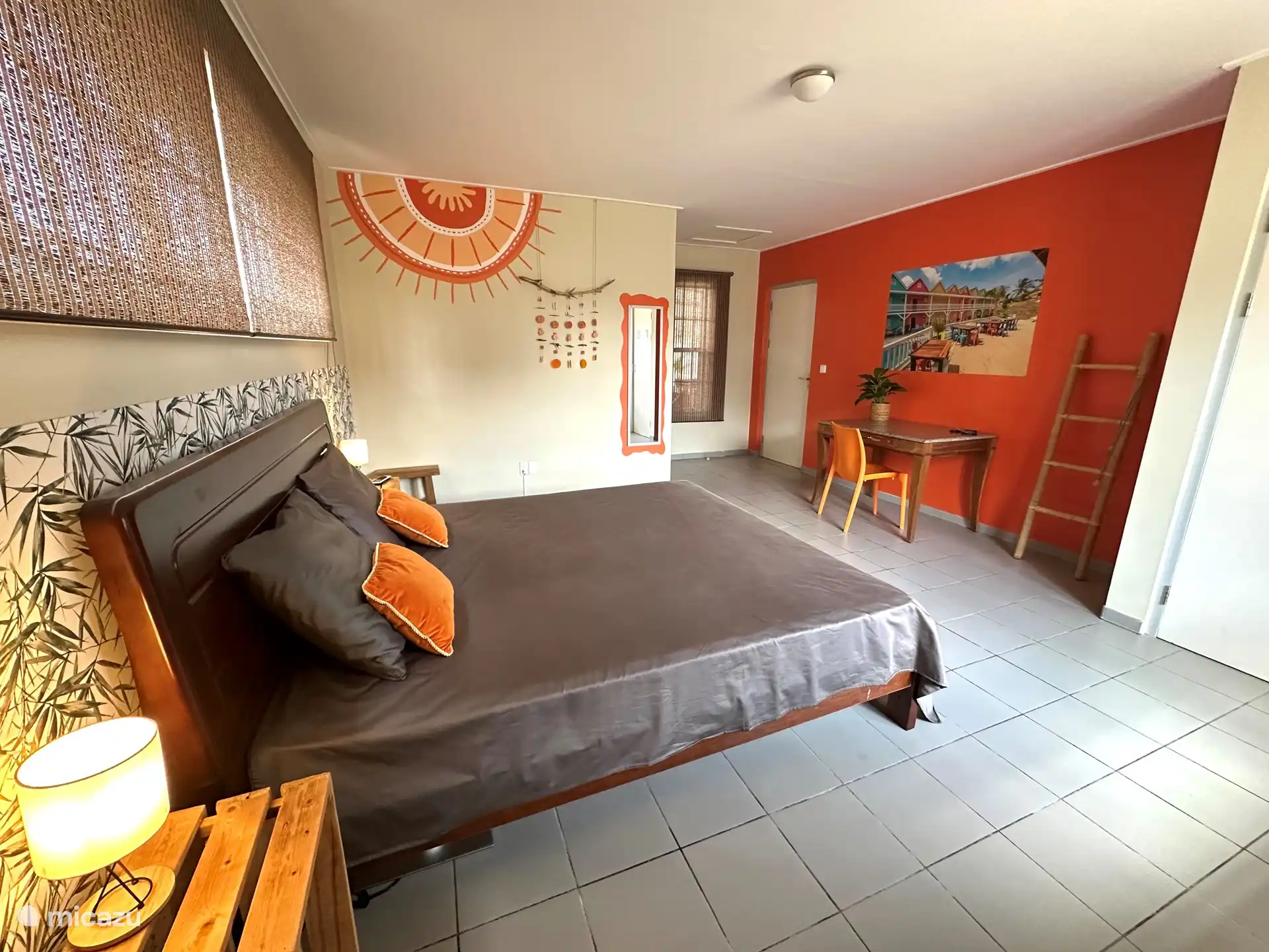 Le maître est magnifiquement peint et dispose d’un beau bureau sur lequel travailler si nécessaire. Le répéteur wifi est à proximité, vous avez donc un bon wifi. 