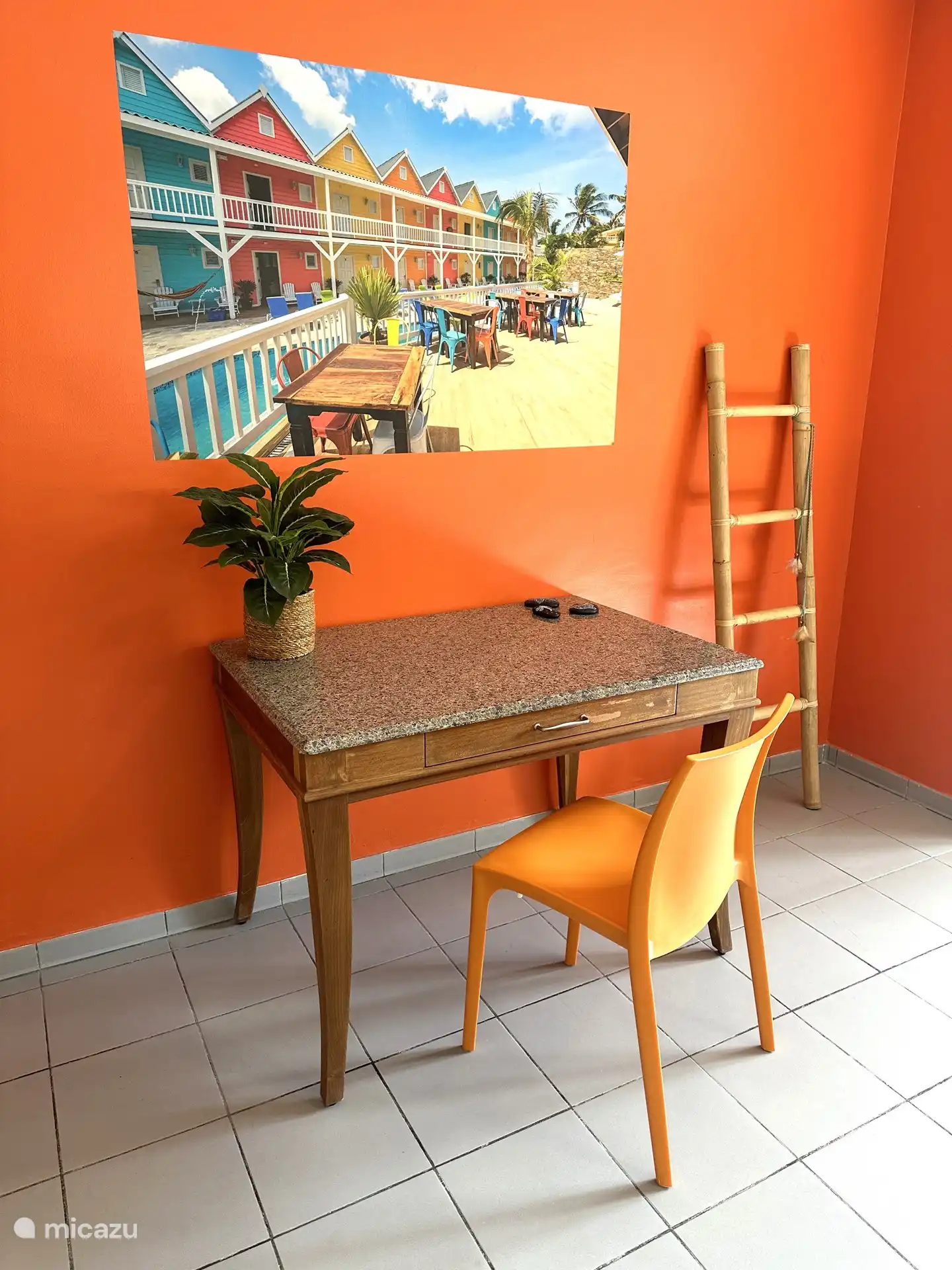 Un bureau pour pouvoir travailler dans une pièce climatisée si besoin. Il y a un bon wifi rapide !