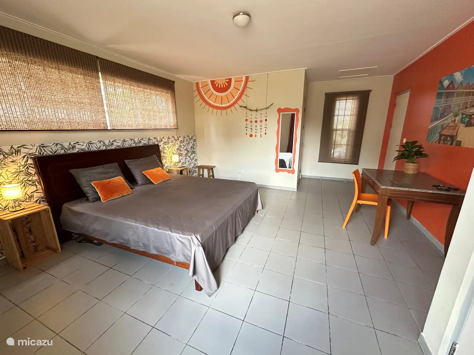 Chaque chambre dispose d'un grand placard avec étagères et penderie. Même votre valise rentre dedans !