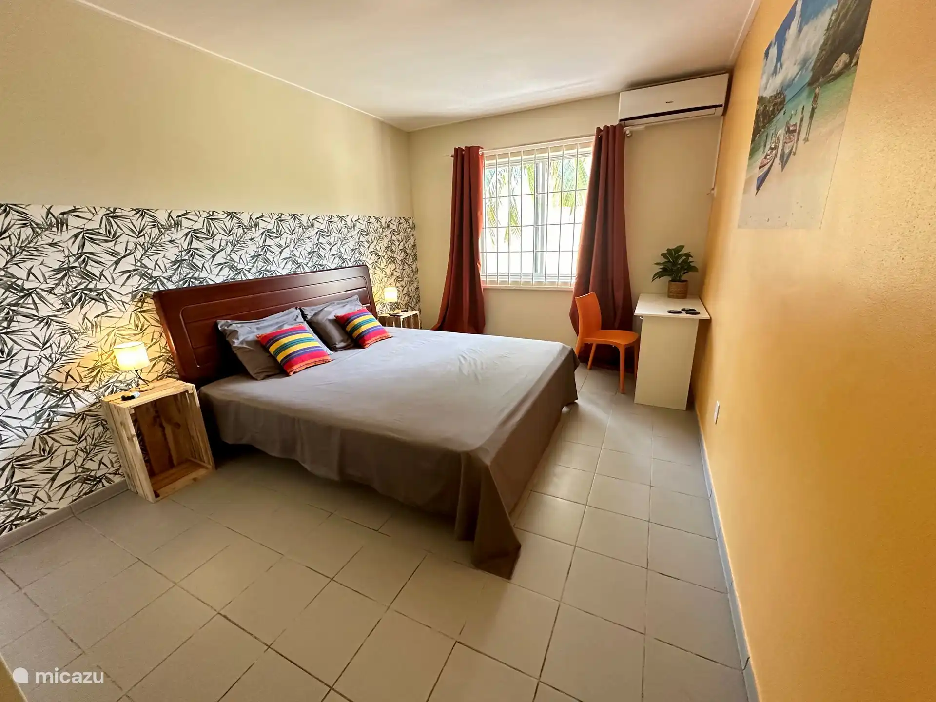 La deuxième chambre dispose également d’un lit double, d’un bureau et de spacieuses armoires encastrées.