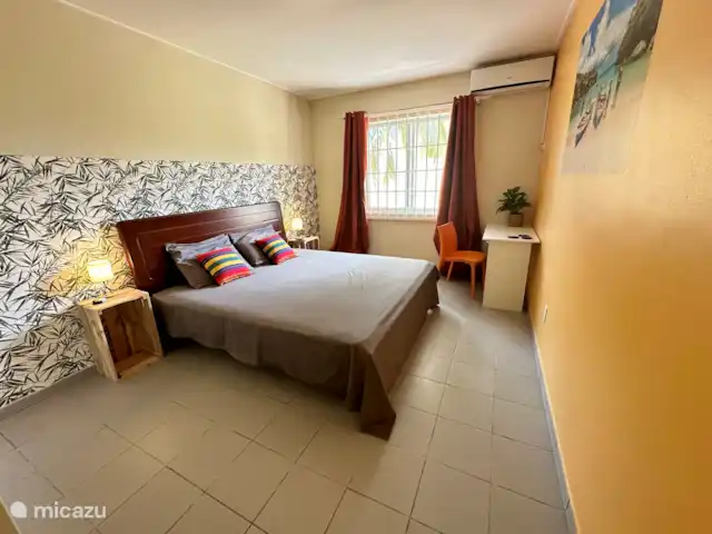 Villa Lora Julianadorp privé-zwembad huren in Curaçao, Curacao-Midden, Julianadorp - villa De tweede kamer heeft ook een tweepersoonsbed, een bureautje en ruime inbouwkasten.