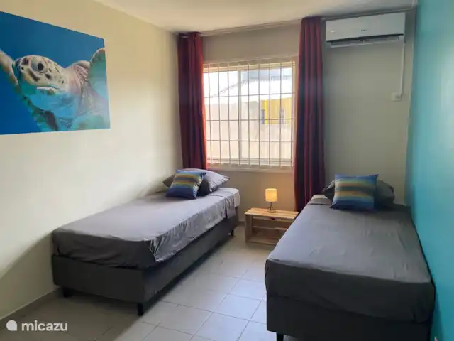 Villa Lora Julianadorp privé-zwembad huren in Curaçao, Curacao-Midden, Julianadorp - villa Kamer 3: Schildpad. 2 boxspringbedden.
.