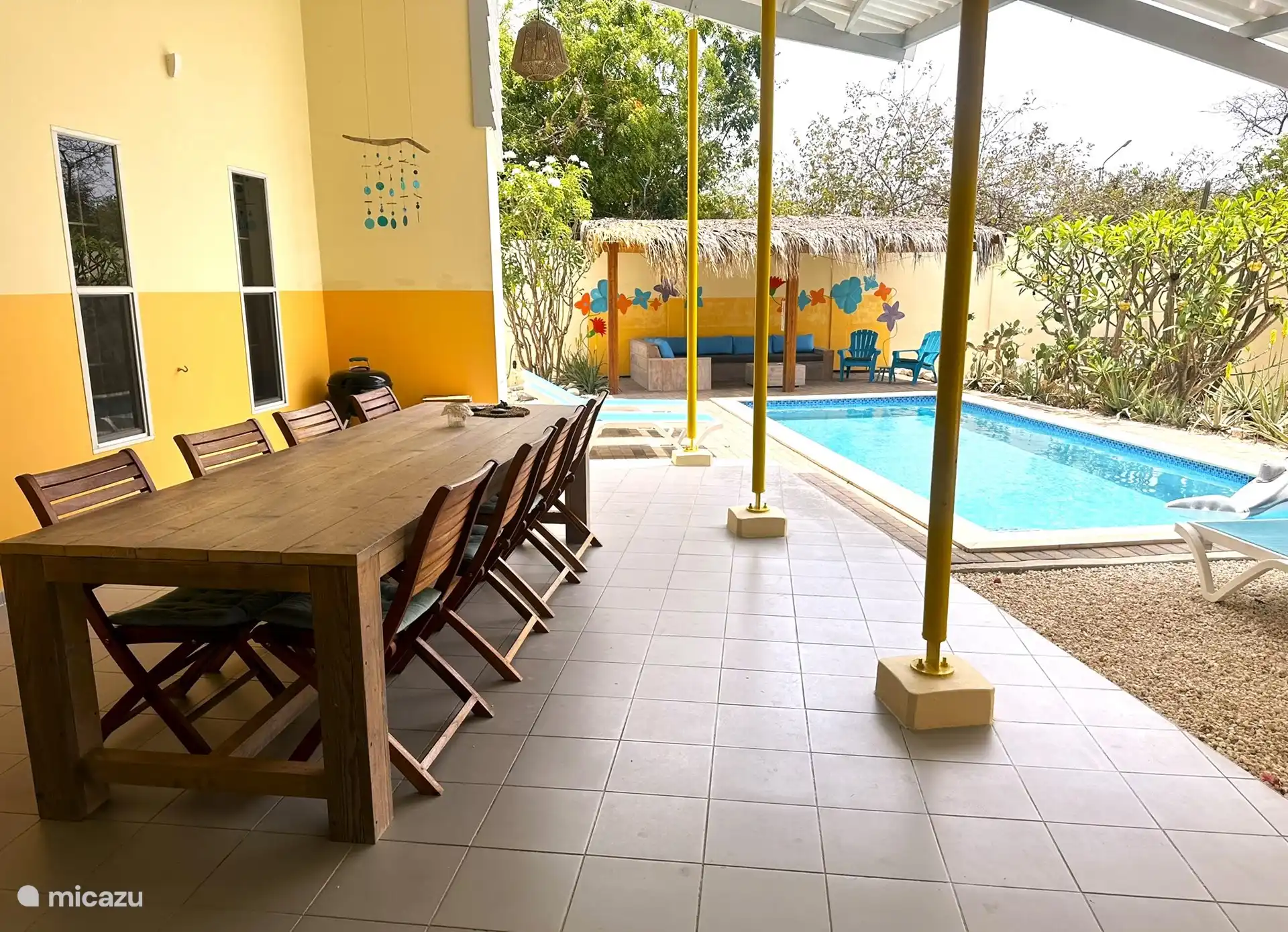 Une belle grande table pour 8 personnes. 