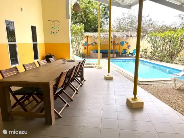Villa Lora Julianadorp privé-zwembad huren in Curaçao, Curacao-Midden, Julianadorp - villa Een mooie grote tafel voor 8 personen.