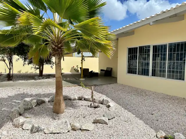 Villa Lora Julianadorp privé-zwembad huren in Curaçao, Curacao-Midden, Julianadorp - villa Op dit zitje aan de voorkant, vang je ook vaak een lekker verkoelend briesje!