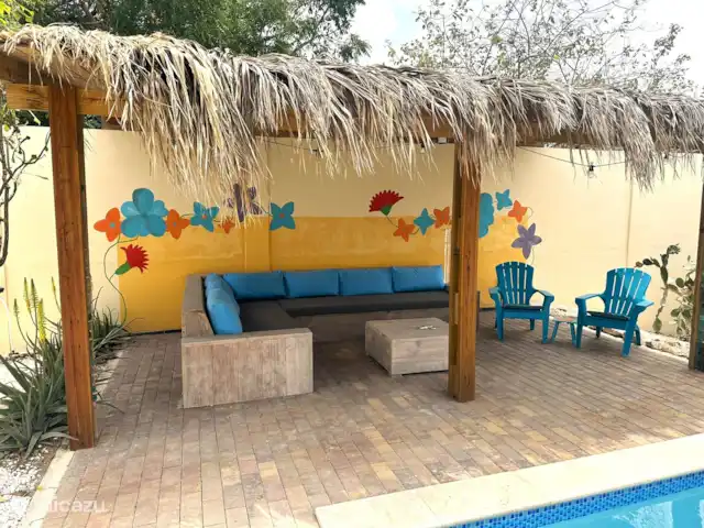 Villa Lora Julianadorp privé-zwembad huren in Curaçao, Curacao-Midden, Julianadorp - villa In de palapa zie je een vrolijke muurschildering. Echt Curacao!